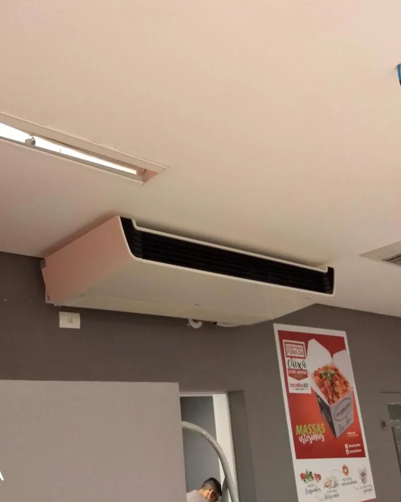 Ar-condicionado piso-teto instalado num restaurante