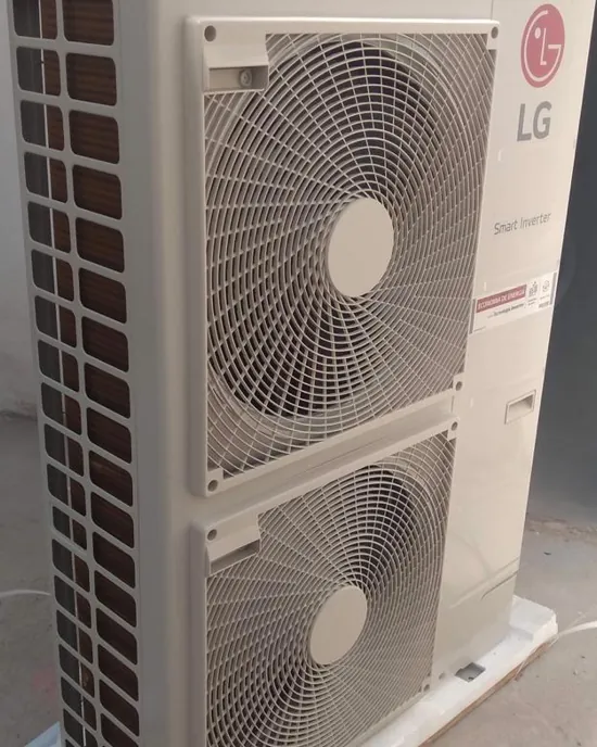 Condensadora grande LG instalada sobre base
