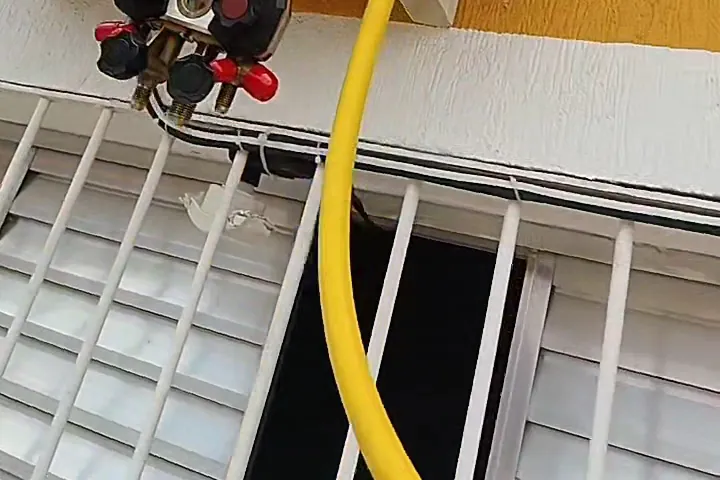 Manômetro digital ligado na condensadora durante o reparo