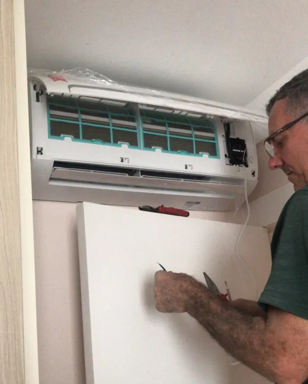 Técnico fixando a evaporadora de um split na parede