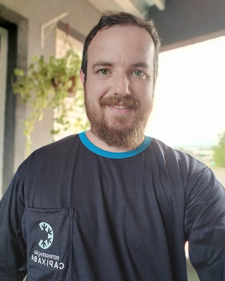 Técnico da Refrigeração Capixaba com a camiseta da empresa